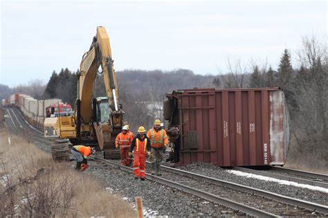 VIA Rail passengers stranded after freight train derails near Kingston