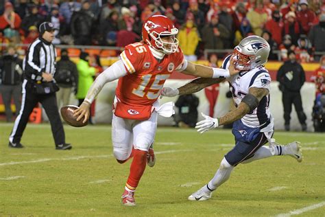 WATCH: Patrick Mahomes throws two amazing passes to get Chiefs into game