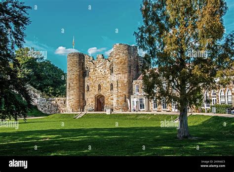 Tonbridge castle (gatehouse) & mansion Stock Photo - Alamy