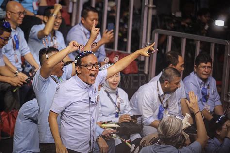 The enthusiasm of Prabowo-Gibran supporters at ballot number drawing ...