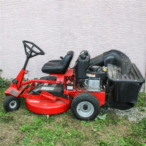 Snapper 28 Hi-Vac Rear Engine Riding Lawn Mower | EBTH