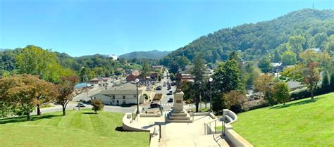 Exploring Downtown Sylva, North Carolina - The GloveTrotters!