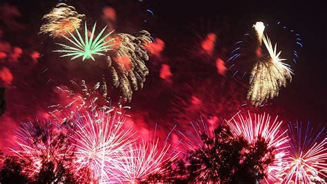 Feu d'artifice aux couleurs oubliées du vendredi photo et image ...