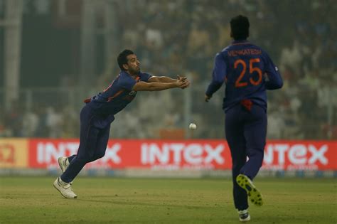 Deepak Chahar dropped a catch off his own bowling | ESPNcricinfo.com