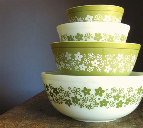 Vintage Pyrex Mixing Bowls .. Crazy Daisy