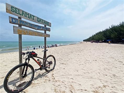 Pantai Pasir Putih Remen, Wisata Pantai di Tuban dengan Hamparan Pasir ...