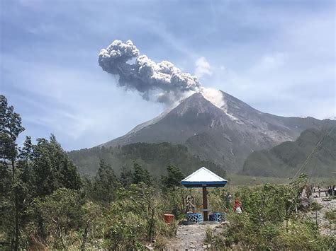 Gunung Merapi Menyampaikan Pesan-Pesan Allah - Cahaya Islam