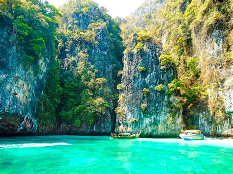 Island Hopping Around The Phi Phi Islands - Explore Shaw