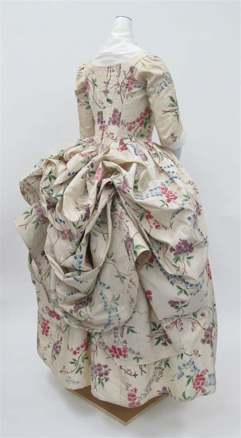 Die Robe à la polonaise - Costume Antique