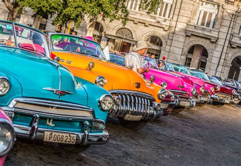 VINTAGE-CARS-IN-HABANA-CUBA - Dona Habana Restaurant