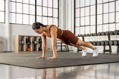 7 Trainer-approved Plank Variations. Nike JP