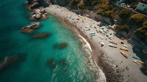 Uma praia com água azul e um céu azul | Foto Premium