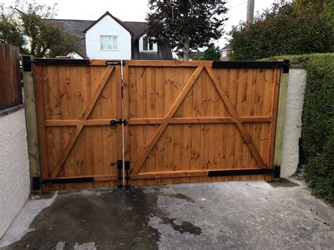 Rear view of 3/4 split driveway gate. Fitted using adjustable 24" gate ...