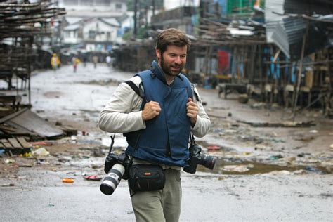 War photojournalist remembered in documentary "Hondros" - CBS News