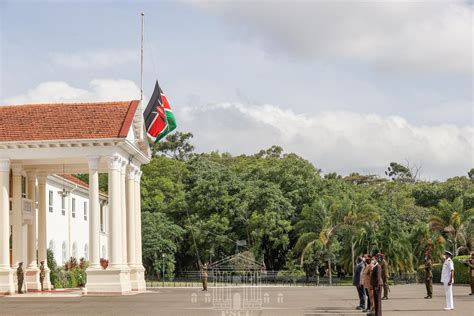 Uhuru Kenyatta House - Of President Uhuru Kenyatta's cluttered desk and ...