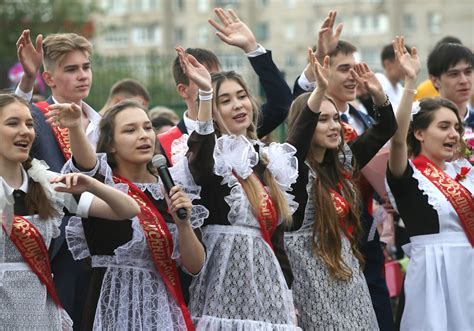 'The Last Bell': Russia's High School Seniors Celebrate Leaving - The ...