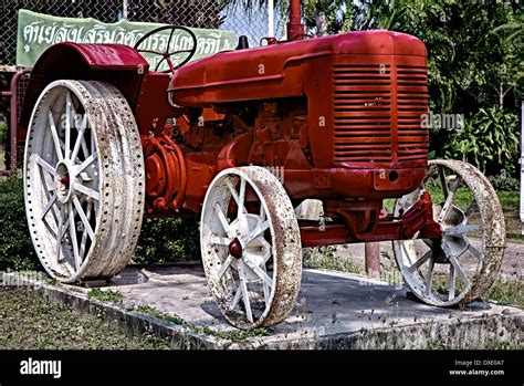 Vintage red farm tractor Stock Photo - Alamy