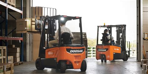 What are the benefits of Doosan electric forklifts?