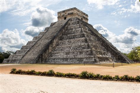 El Castillo de Chichén Itzá, es un edificio dedicado a la serpiente ...