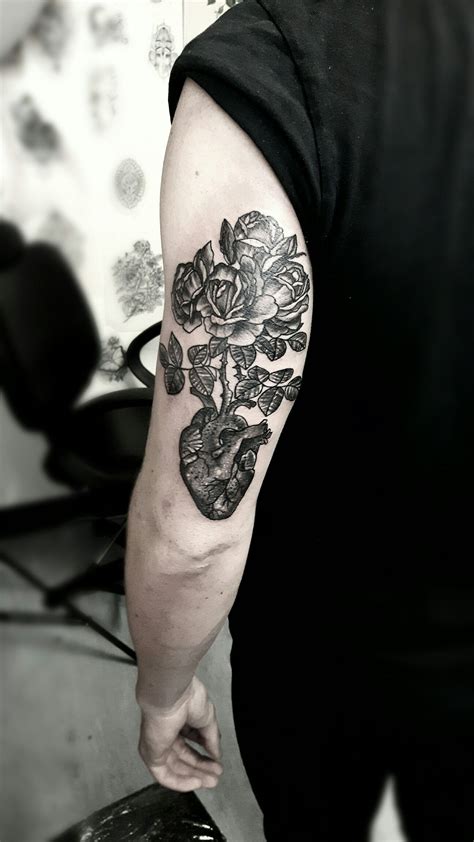 Anatomical heart tattoo with roses | Heart tattoo, Anatomical heart ...