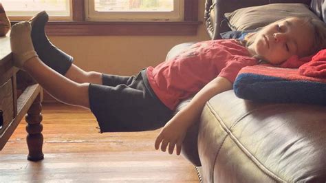 Kids can sleep anywhere, anytime | Crianças