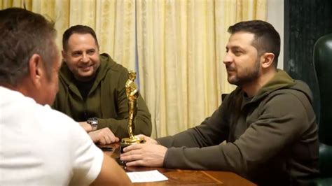 See Zelensky’s reaction when Sean Penn gives him his Academy Award | CNN