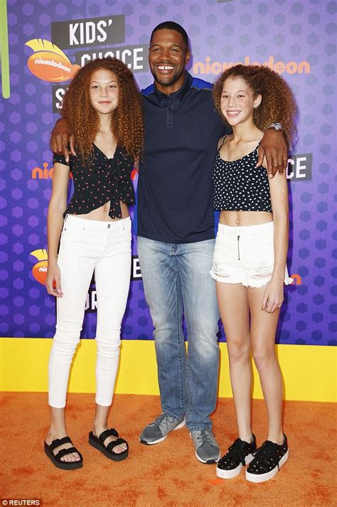 Michael Strahan brings twin daughters Isabella and Sophia to the Kids ...