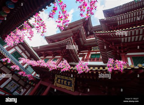 Buddha Tooth Relic Temple in Singapore Stock Photo - Alamy