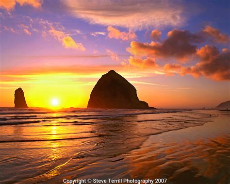 4.004 Haystack Rock at Cannon Beach during sunset in Clatsop County ...