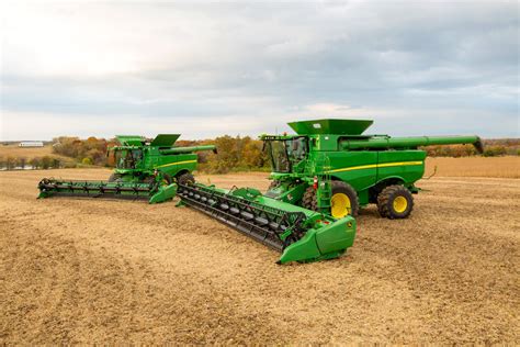 Reviewing the 2016 Updates to Deere's Grain Harvesting Equipment