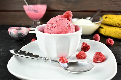 Sugar Free Ice Cream Recipe with Raspberries | SunCakeMom