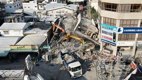 Strong Earthquake Topples Building in Taiwan - The New York Times