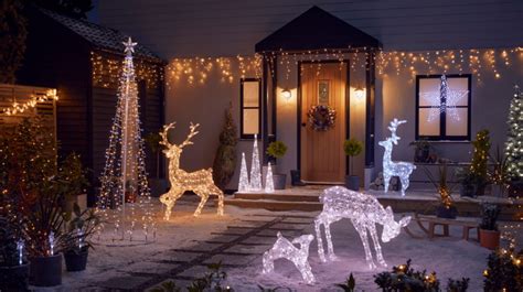 How To Plug In Christmas Lights Outdoor | Storables