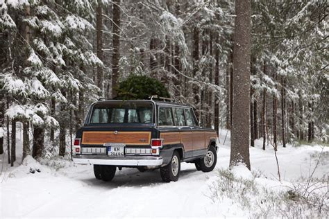 Christmas tree on the Jeep looks just right. | Arnfinn Hushovd | Flickr