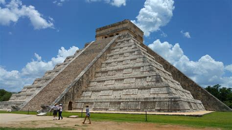 Chichen Itza Mayan pyramid ruins : Yucatan Mexico | Visions of Travel