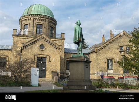 The Observatory in Copenhagen Botanical Garden, statue of Tycho Brahe ...