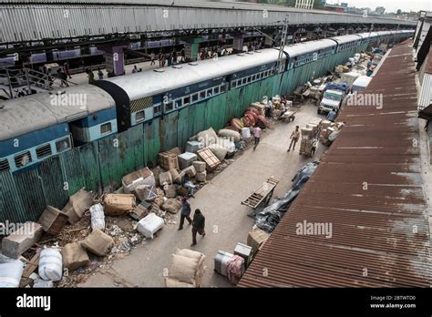 Howrah railway platform hi-res stock photography and images - Alamy