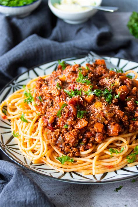 Easy Spaghetti Bolognese {Incredible Flavour!} | Foodelicacy