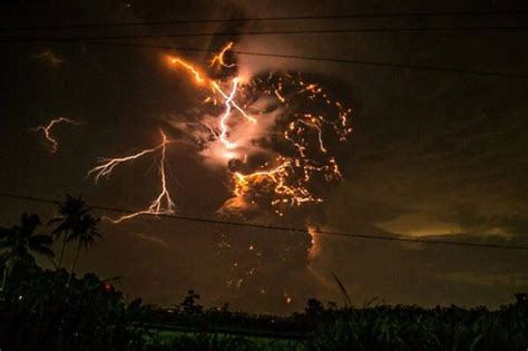 Gallery: Mt Kelud volcano erupts - Australian Geographic