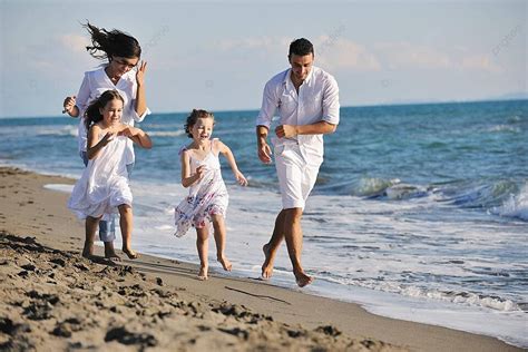 Keluarga Yang Menyenangkan Membuat Kenangan Kebahagiaan Di Pantai Foto ...