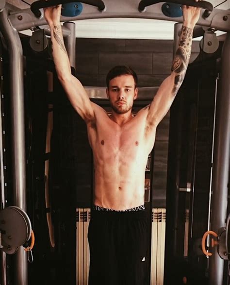 WE LOVE HOT GUYS: Liam Payne shows off his rippling abs