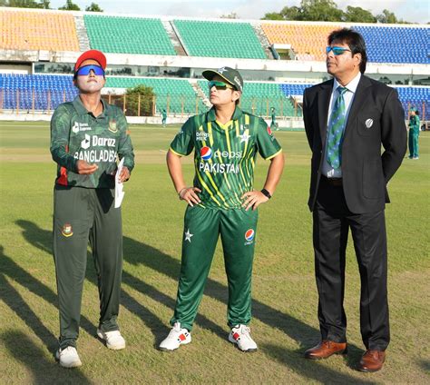 Nigar Sultana tosses the coin, Nida Dar calls | ESPNcricinfo.com