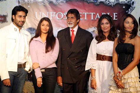 Bollywood: Amitabh Bachchan With His Family Images & Wallpapers 2011