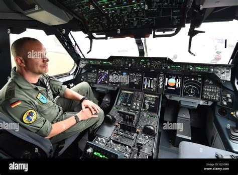 Airbus a400m cockpit hi-res stock photography and images - Alamy