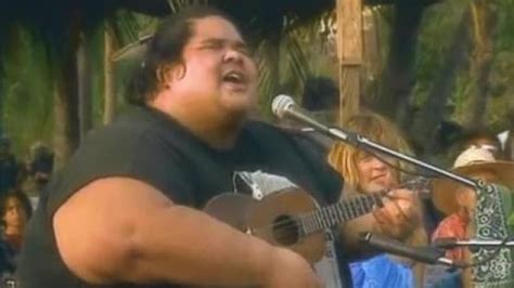 Le ukulélé de Israel "IZ" Kamakawiwoʻole dans le clip Somewhere over ...