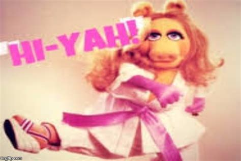 Miss Piggy Karate Chop GIF | Morsodifame Blog