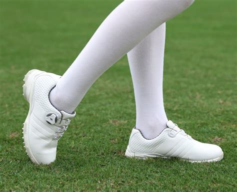 Top 10 Best Golf Shoes For Women | Deemples Golf