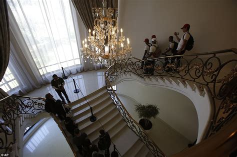 Hundreds of Mexicans line up to catch glimpse of presidential palace ...