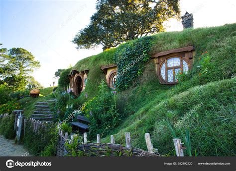 Hobbit House in the Shire, Hobbiton Movie Set, New Zealand — Stock ...