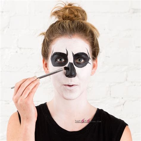 How to Do Skeleton Makeup For Halloween - TheFastFashion.com